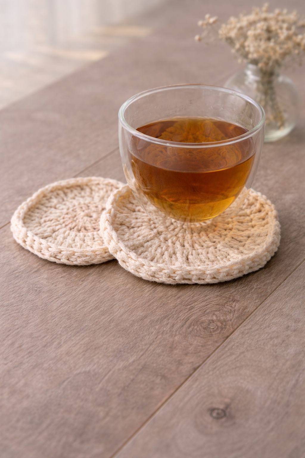 手編みのコースターとお茶